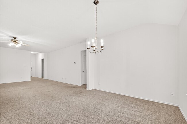 Building Photo - 10 Druids Glen Pl