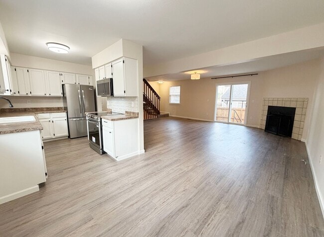 Building Photo - Exceptional 3-bedroom, 2.5-bathroom end unit townhouse located in Arvada