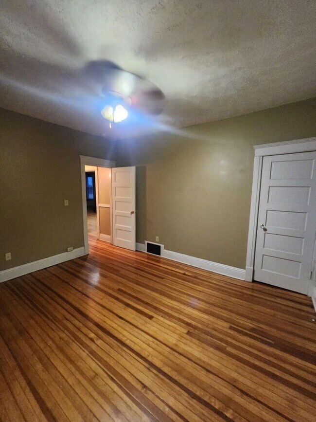 Building Photo - Three Bedroom Villa in Downtown Omaha!