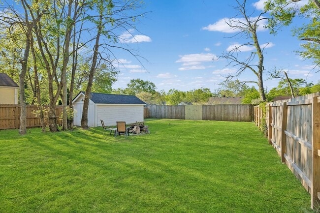 Building Photo - 902 Broadmoor Dr