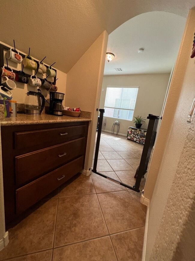 Building Photo - ABSOLUTELY AMAZING! Large 4 bedroom 2 stor...