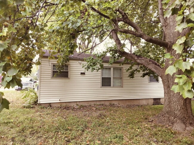 Building Photo - 2461 Duchess Dr