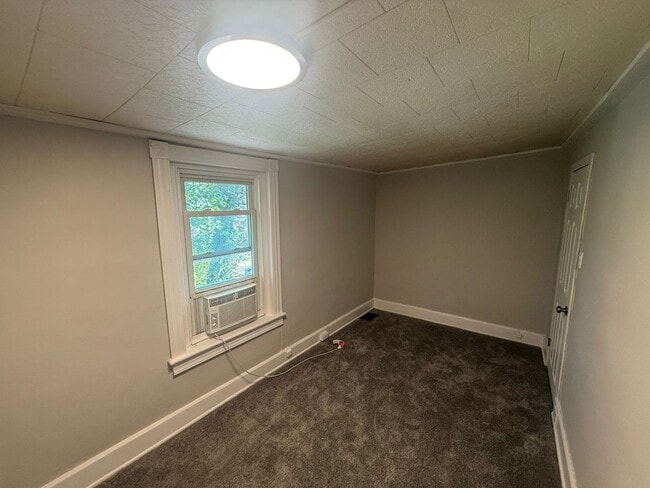 Building Photo - Single Family-half double- 2 bedroom/1 bat...