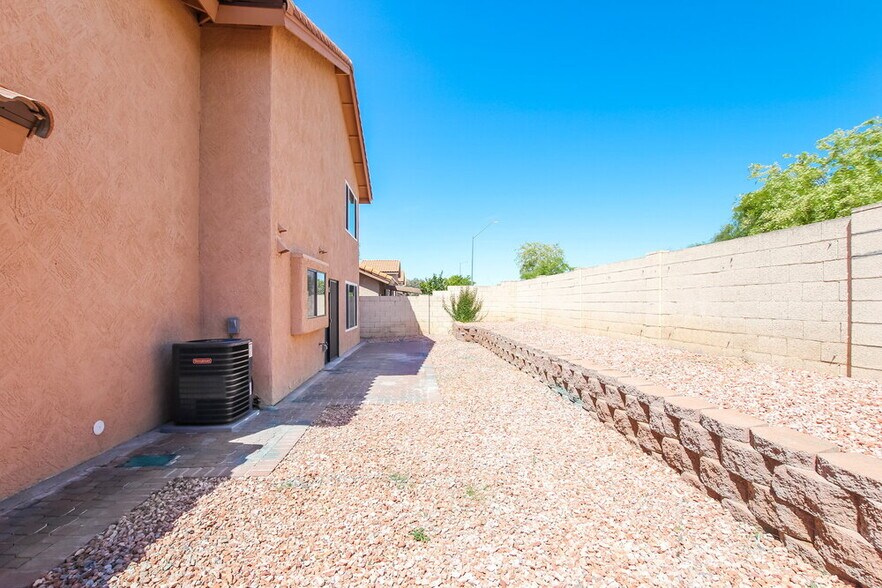 Building Photo - 4546 E Villa Theresa Dr