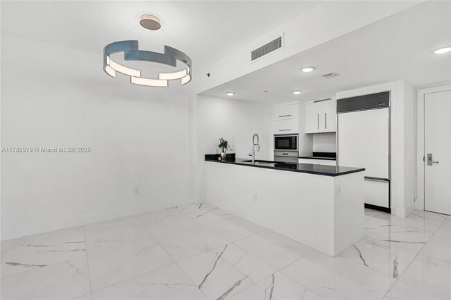 Building Photo - 475 Brickell Ave
