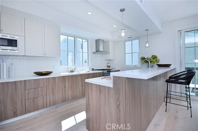 Building Photo - 4641 Cahuenga Blvd