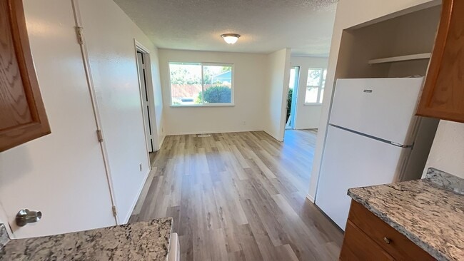 Building Photo - 4 Bed 2 Bath House on large Lot w/Fenced Backyard - Pets Possible