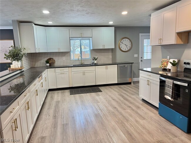 Building Photo - 5636 Hopkins Rd