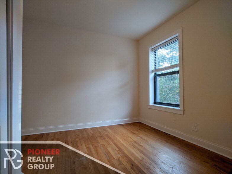 Building Photo - 4032 N Ashland Ave