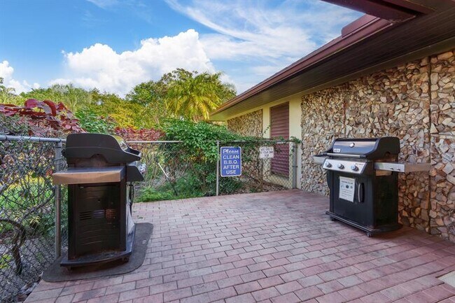Building Photo - 3050 N Palm Aire Dr