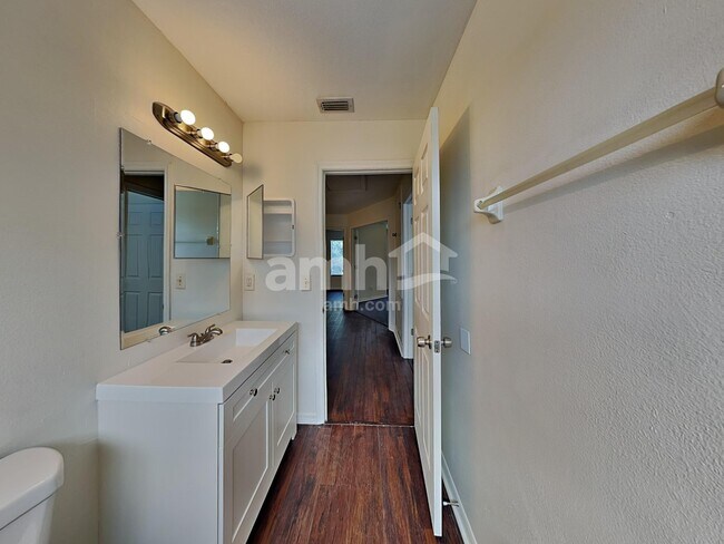 Building Photo - 12639 Longcrest Dr