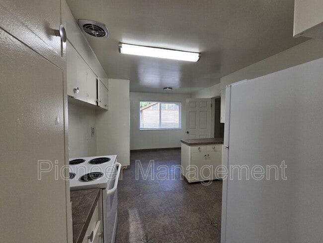 Building Photo - 622 W Pilger St
