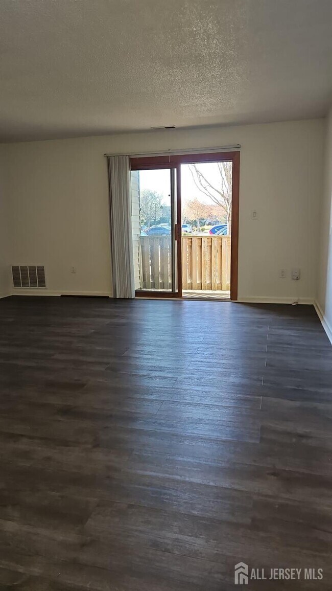 Building Photo - 909 Ravens Crest Dr