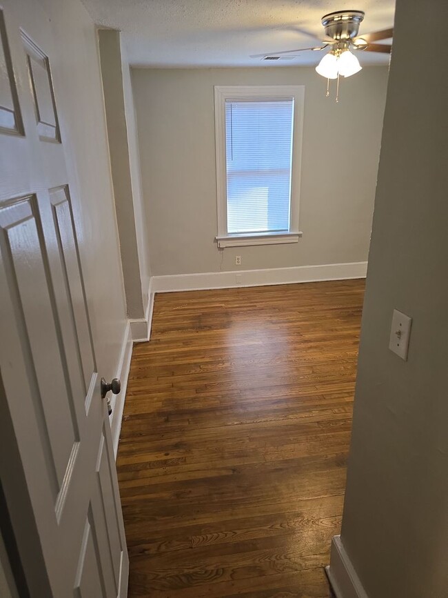 Building Photo - 2 Bedroom 1 bath duplex very close to Colu...