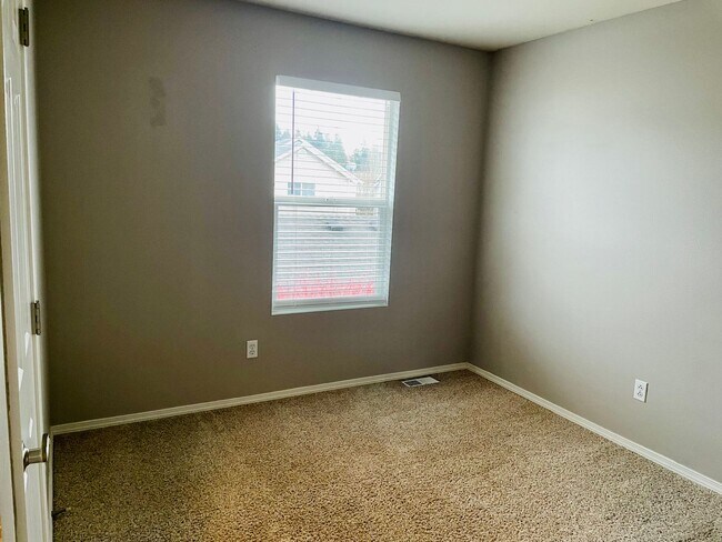 Building Photo - Delightful DuPont 3 Bedroom Townhouse