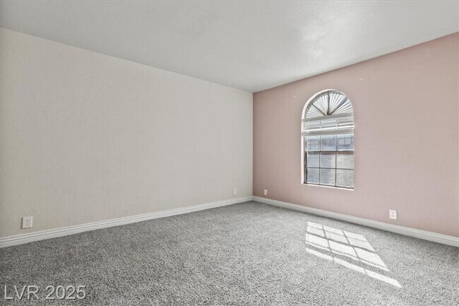 Building Photo - Centrally located 2 bedroom condo