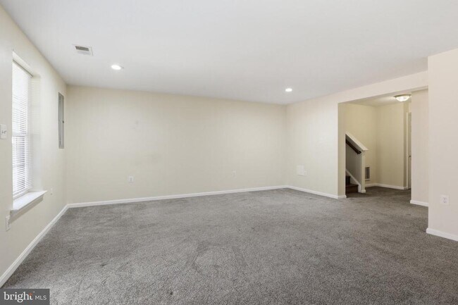 Building Photo - 915 Buttonwood Terrace NE