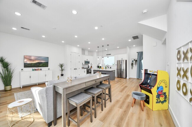 Building Photo - 3004 Holman St