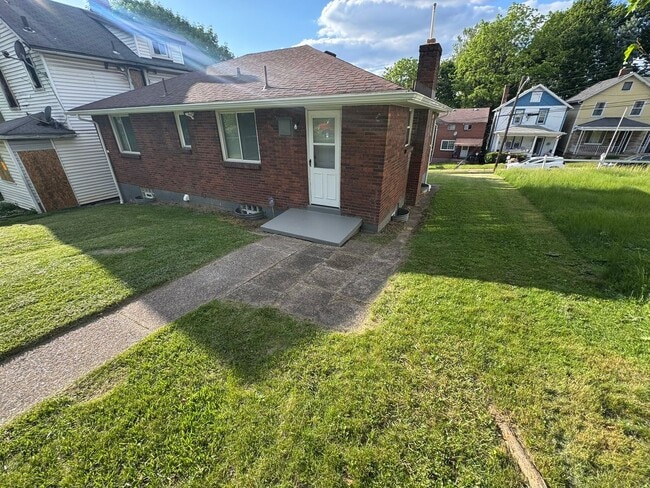 Building Photo - Updated 2-Bedroom 1-Bath Ranch House, GORG...