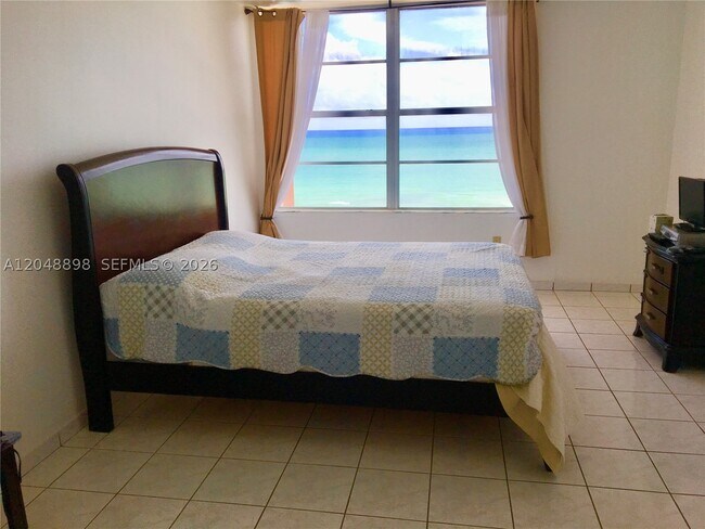 Building Photo - 2899 Collins Ave