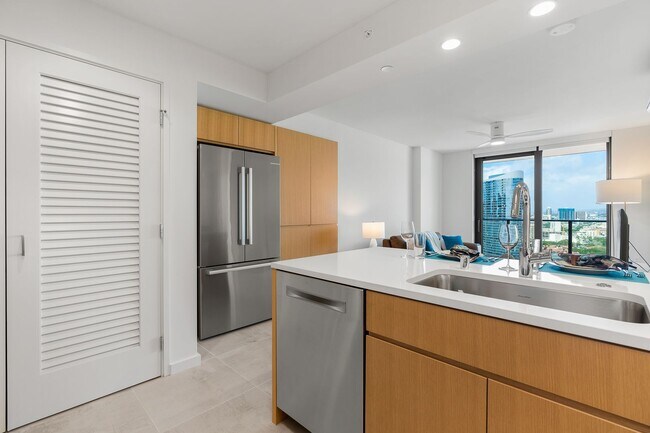 Building Photo - Fully furnished 1-bed, 1-bath, 1-parking a...