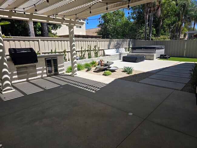 Building Photo - 27550 Nellie Ct