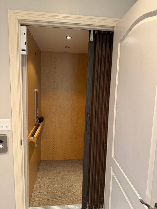 Building Photo - 512 S Grand Ave