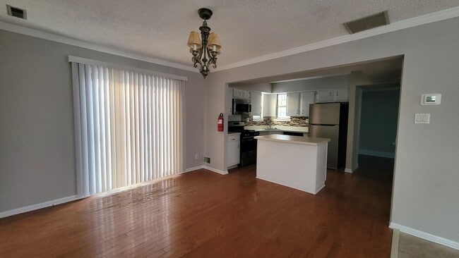 Building Photo - Spacious 3 bedroom house