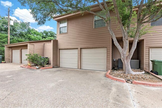 Building Photo - 3122 Camelot Dr