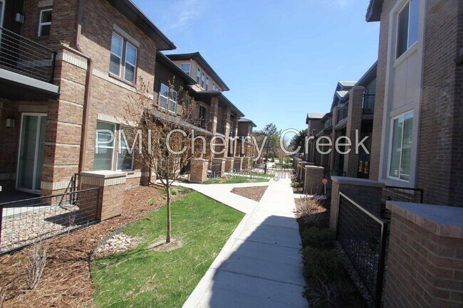Building Photo - 9008 E Caley Way