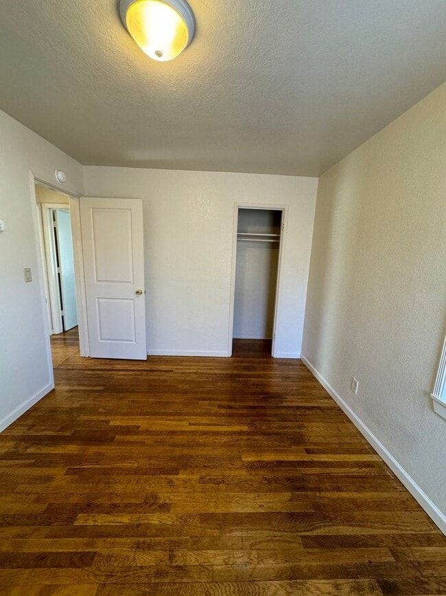 Building Photo - 915 Division St