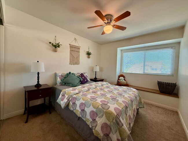 Building Photo - Luxury and Spacious Townhouse with Large Fenced Yard! Double Car Garage!