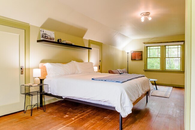 Building Photo - 517 NE Fargo St