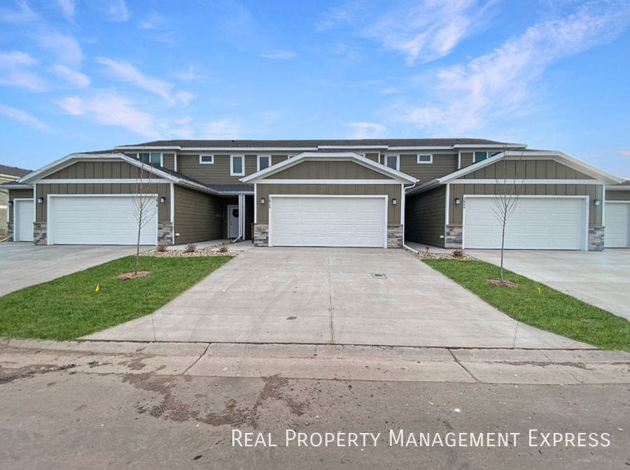 Building Photo - 3 Bed 2.5 Bath Townhome