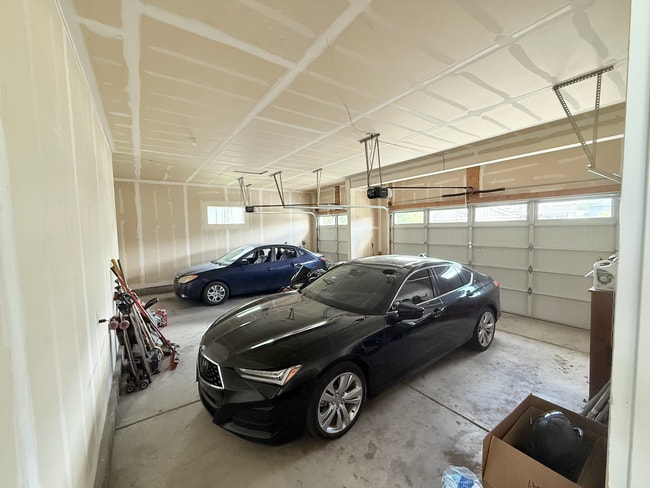 Building Photo - VERY Spacious house in Vineyard!