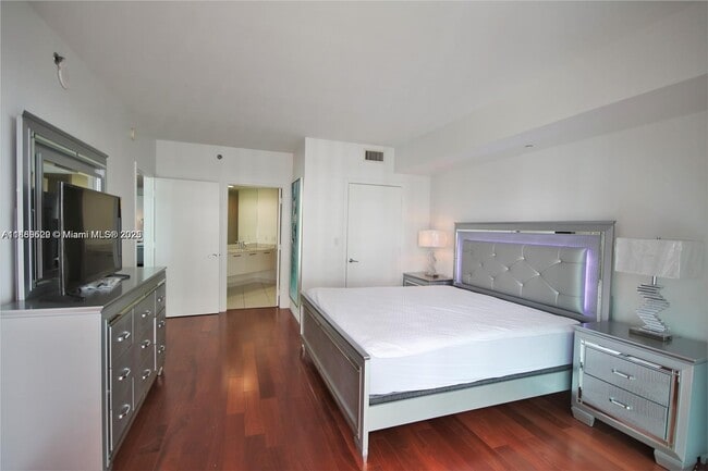 Building Photo - 500 Brickell Ave