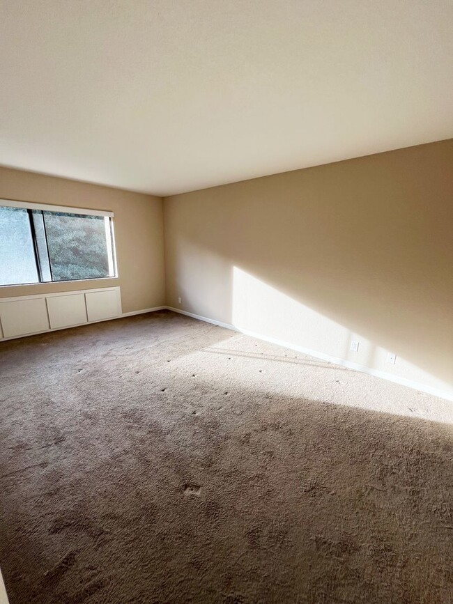 Building Photo - 2 Bed/2 Bath Upgraded Condo in Presidio Pl...