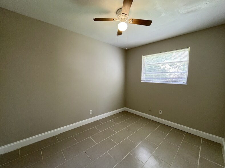 Building Photo - 1635 Brookview Dr S