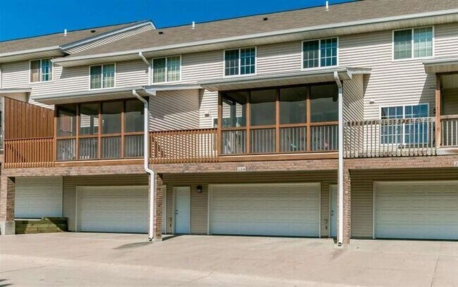 Building Photo - $1,975 | 3 Bedroom, 2.5 Bathroom Town Home | Pet Friendly* | Available for an August 1st, 2026 Mo...