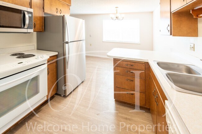 Building Photo - 2 Bedroom Duplex Apartment with Garage and...