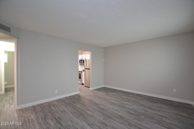 Building Photo - 2210 W Devonshire Ave