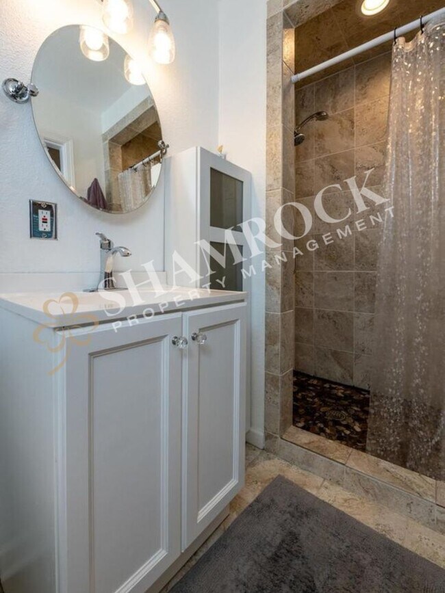 Building Photo - Beautifully Updated 3/2 Home in Prime Location