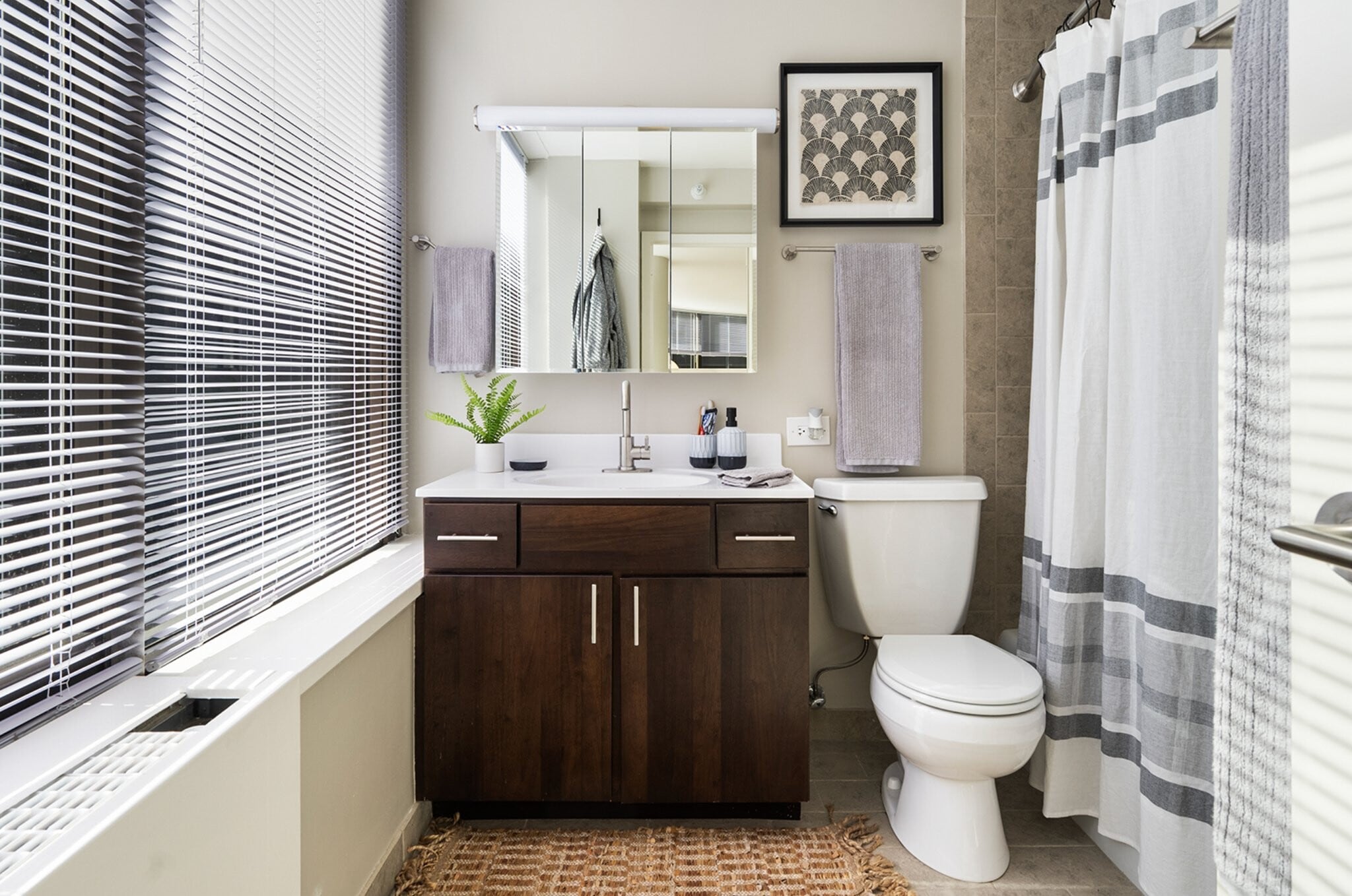 Building Photo - 324 E Ontario St