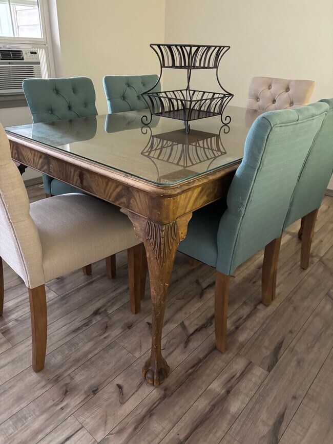 Building Photo - 8352 N Village Dr