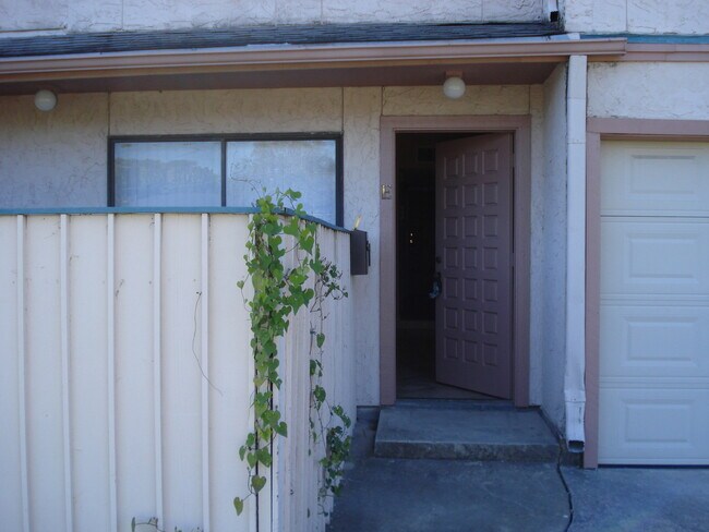 Building Photo - 2725 Santa Fe St