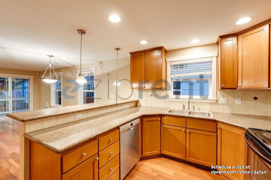 Building Photo - 9506 Interlake Ave N