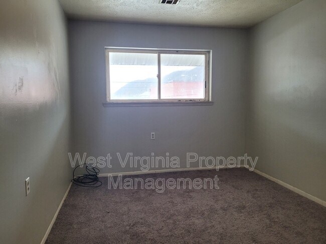 Building Photo - 130 Elm St