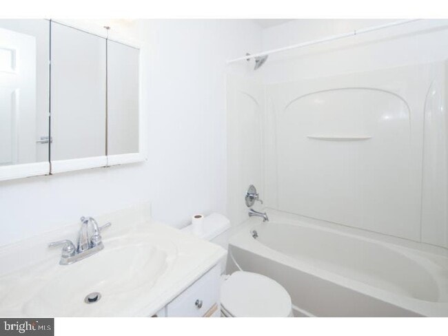 Building Photo - 225 Brennen Dr