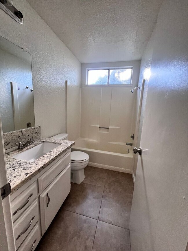 Building Photo - Pretty 3 bedroom 2 bath home in Modesto