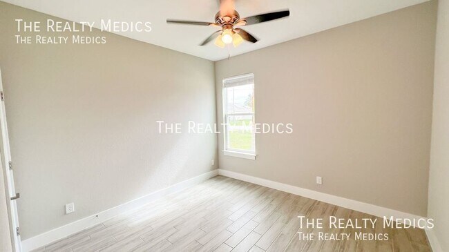 Building Photo - 256 Gladiola Ct
